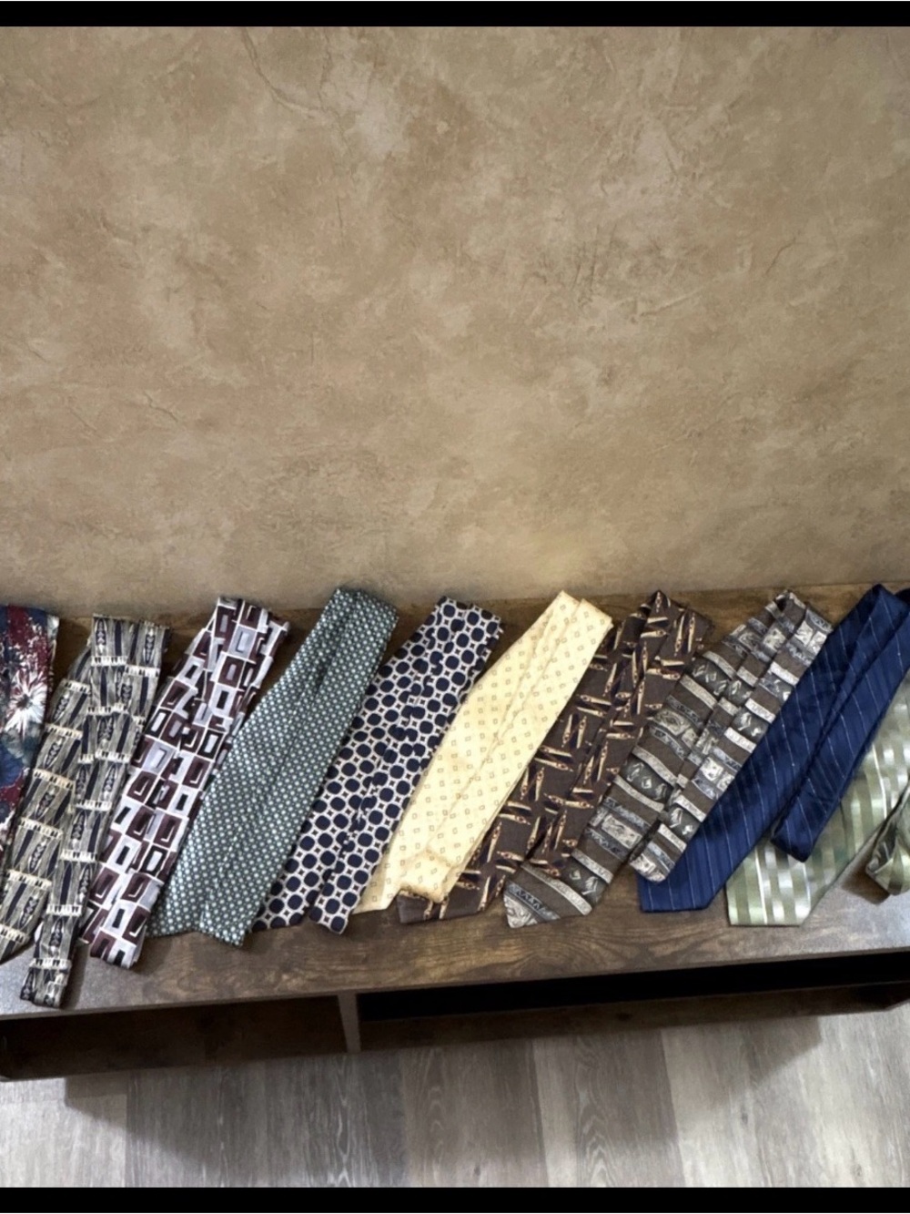 10 Men's Silk Ties - Patterned Collection
Expensive brands